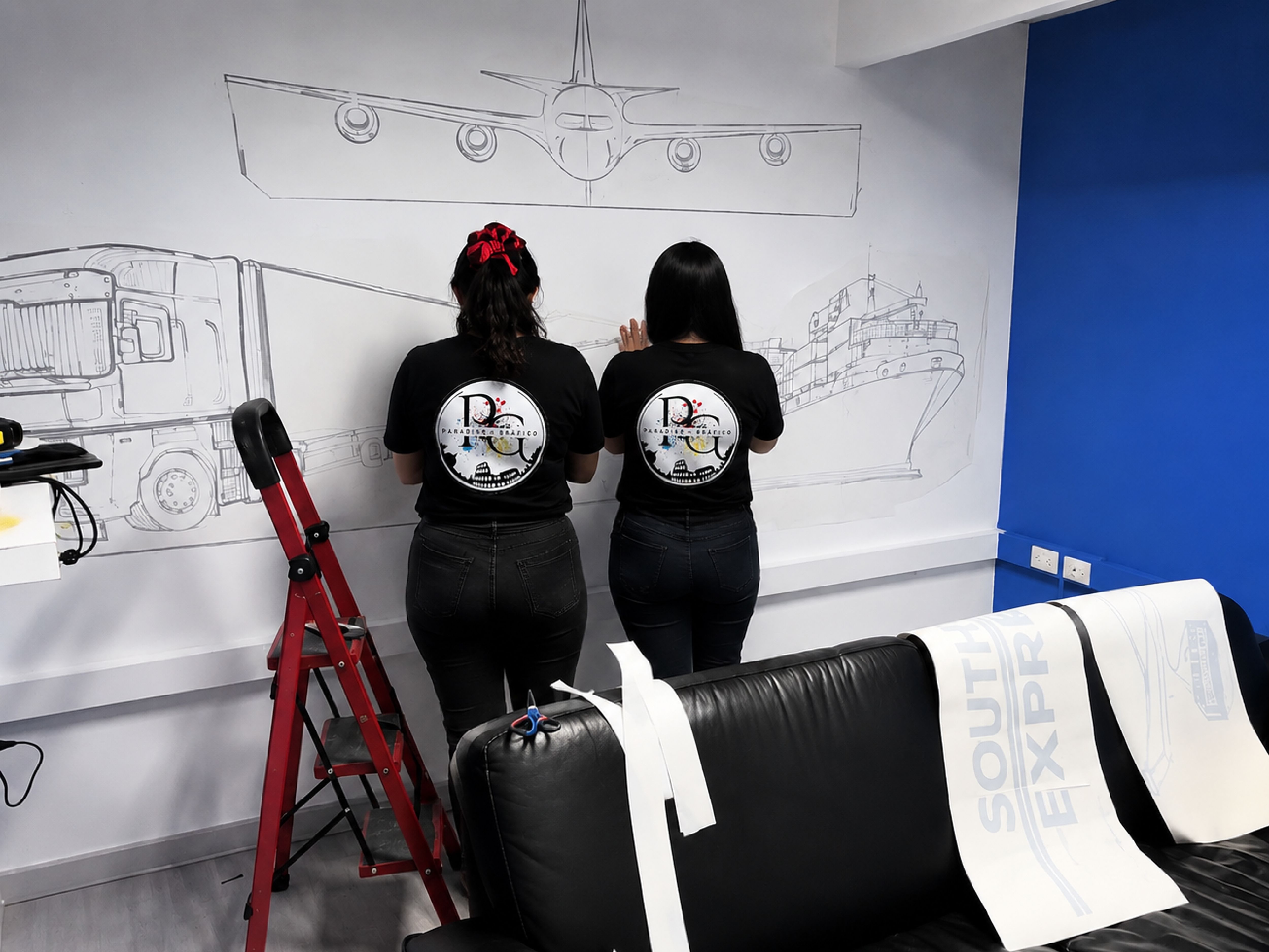 Equipo de Paradiso Gráfico instalando un mural