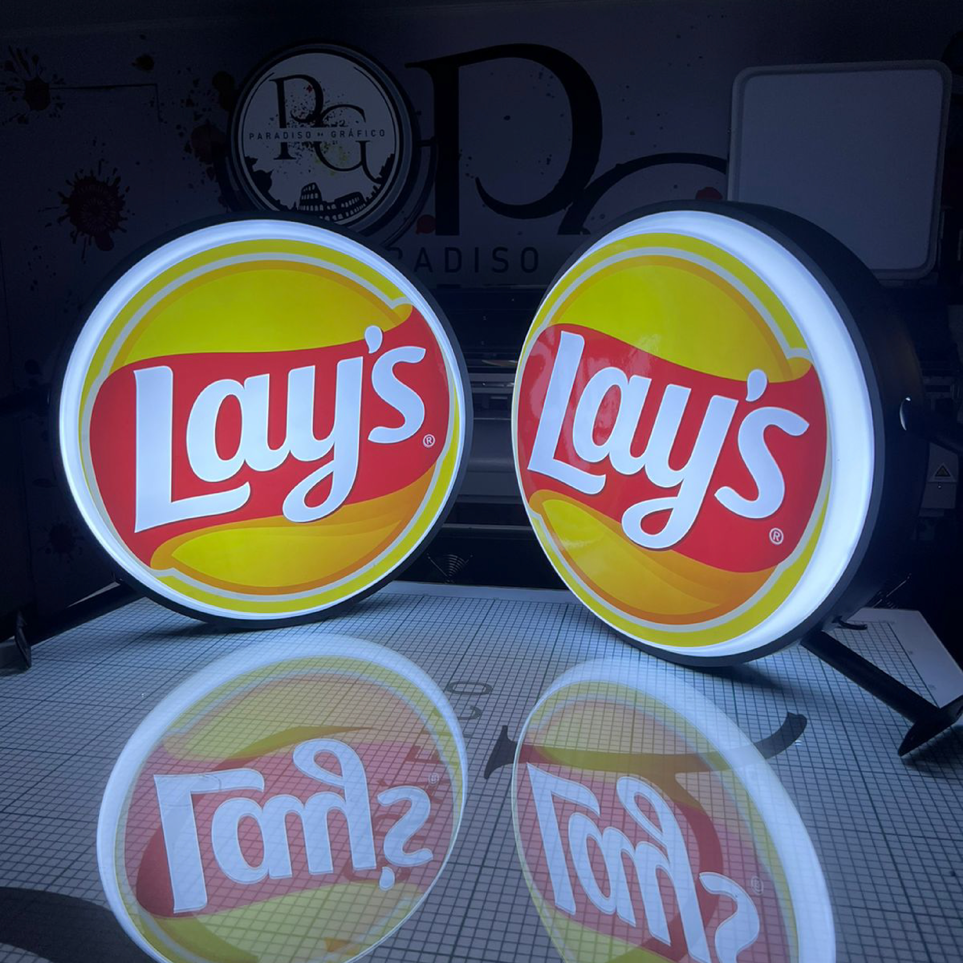Letrero rompetráfico retroiluminado Lay's fabricado por Paradiso Gráfico