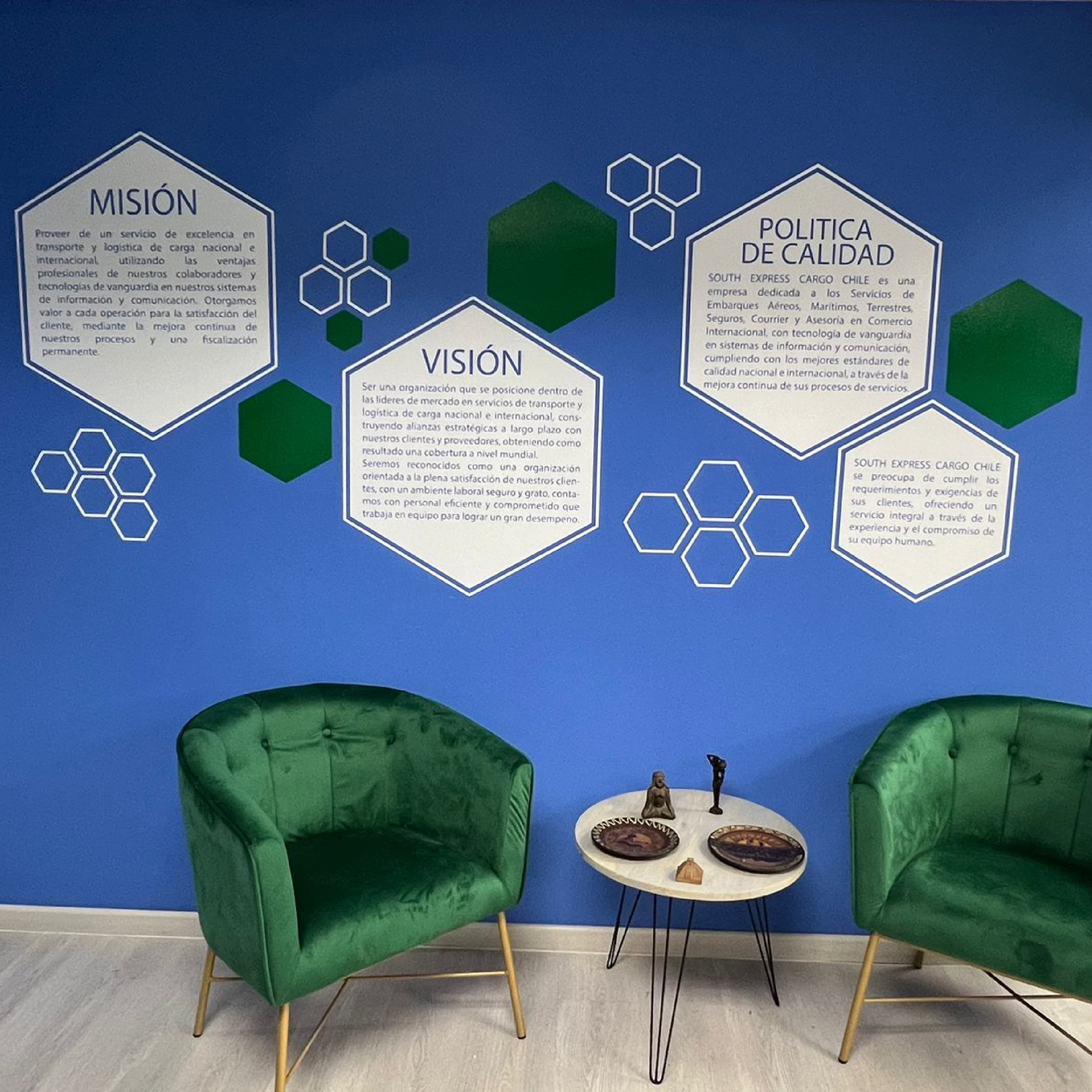 Vinilo troquelado decorativo con hexágonos instalado por Paradiso Gráfico para South Express