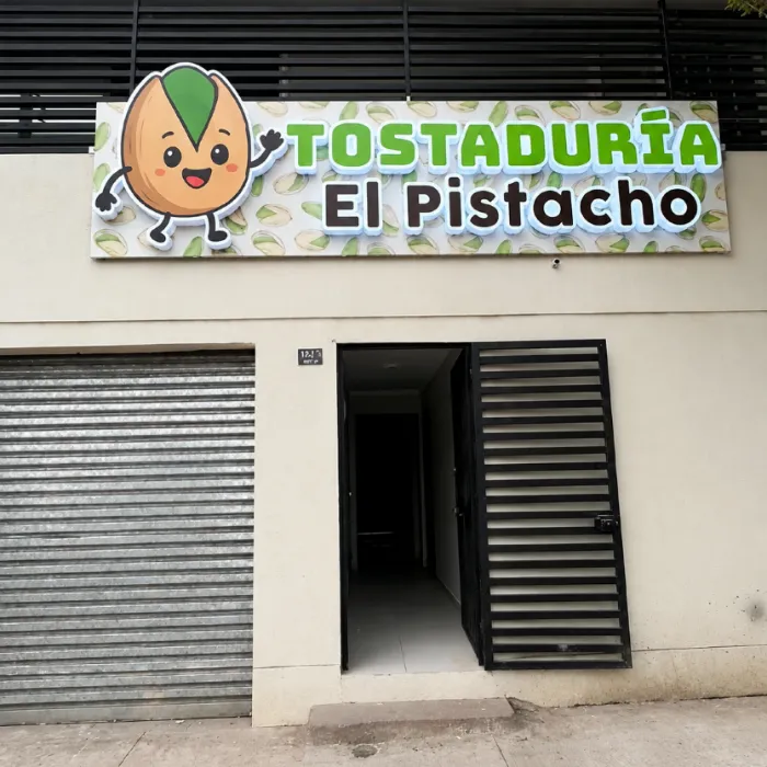 Letrero volumétrico El Pistacho instalado por Paradiso Gráfico